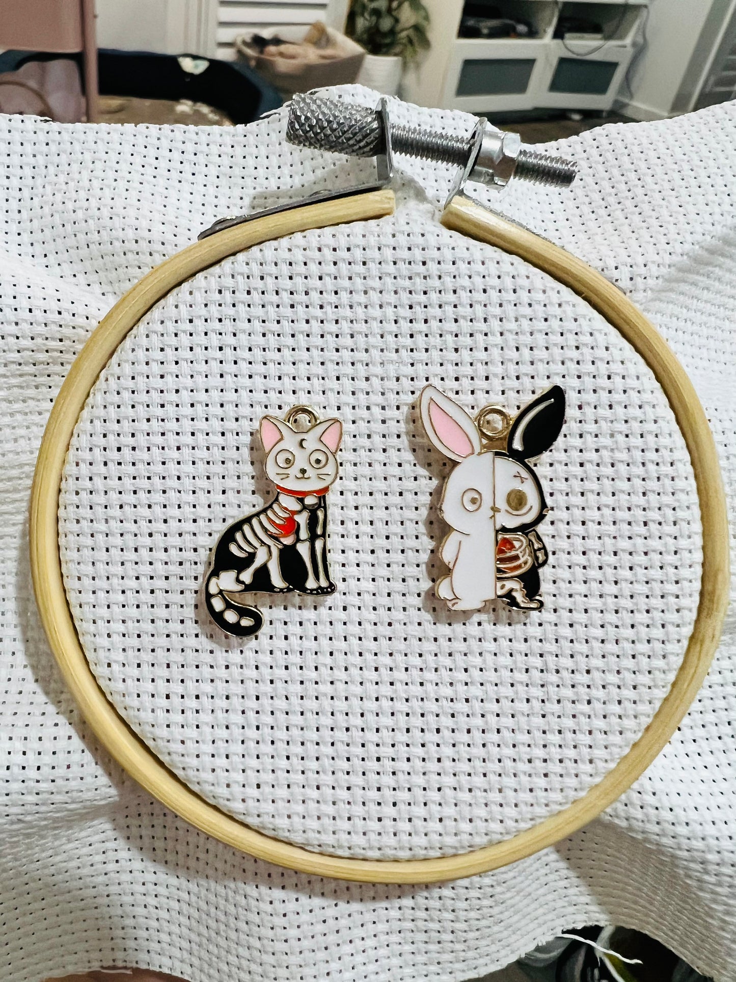 Spooky Needle Minder | Cat | Rabbit